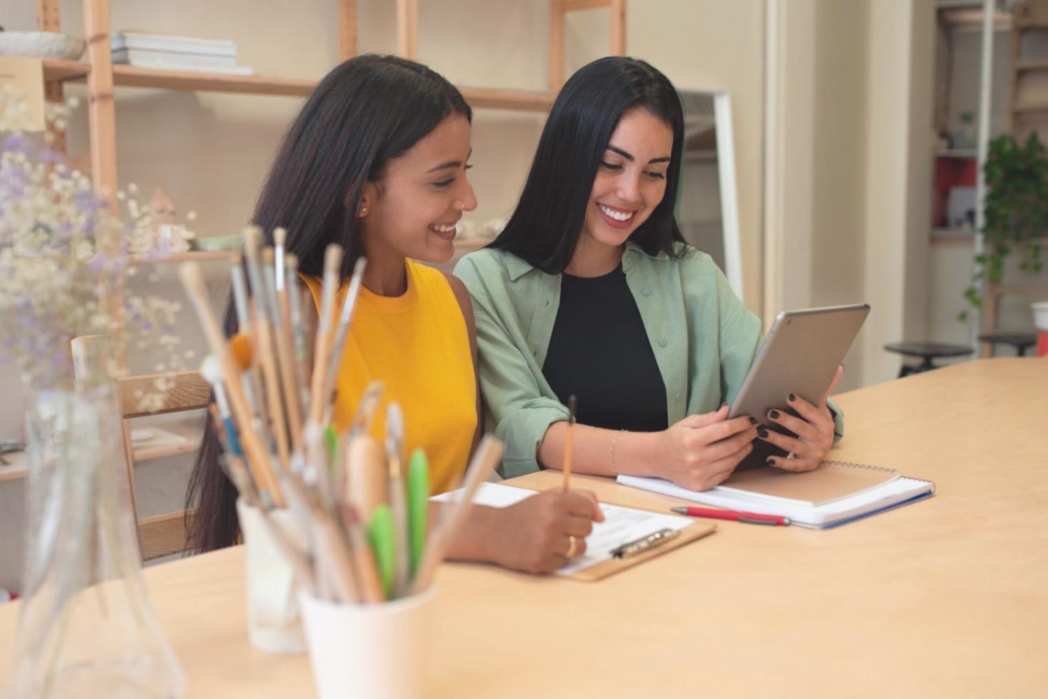 Finanzanalysten bei der Arbeit an komplexen Modellen