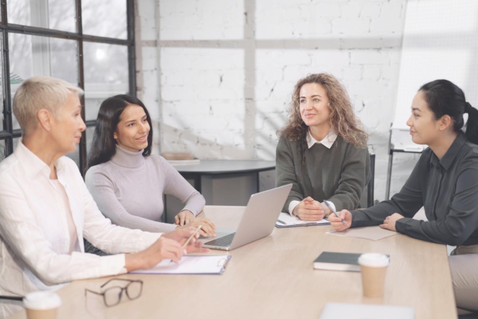 Finanzanalyst arbeitet an komplexen Modellen und Bewertungen